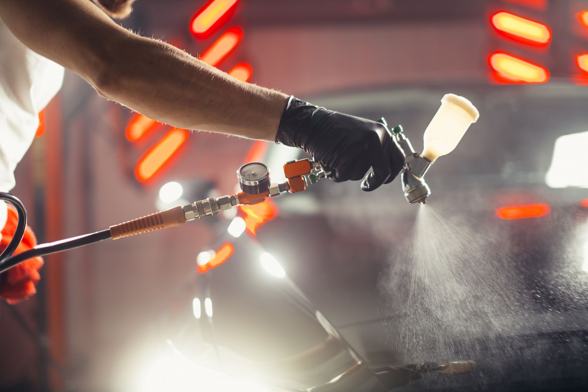 Sprühpistole in einer Lackiererei