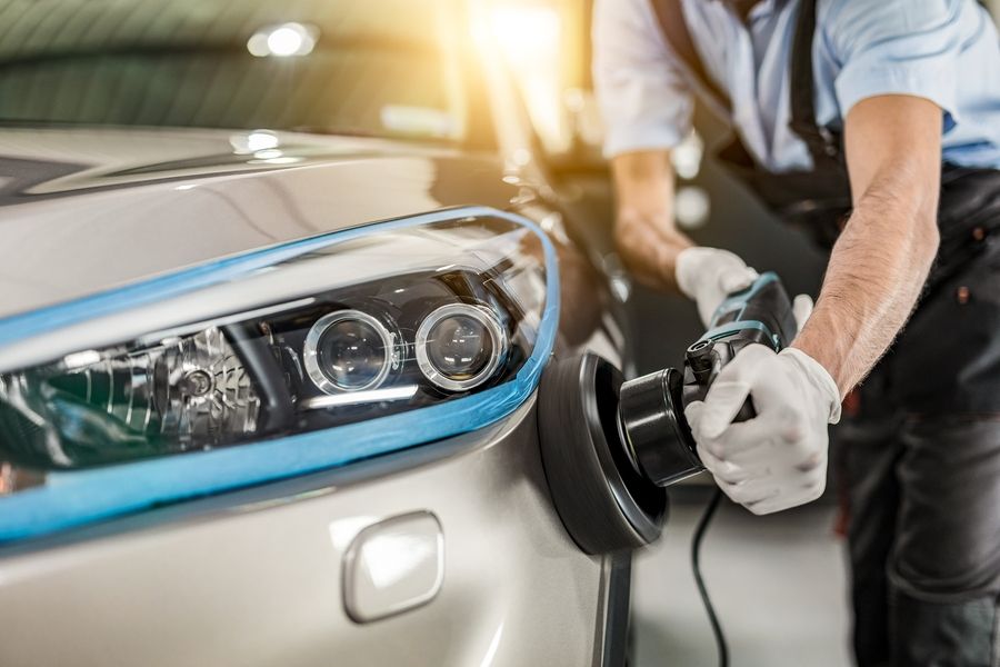 Frontschürze eines Autos wird poliert